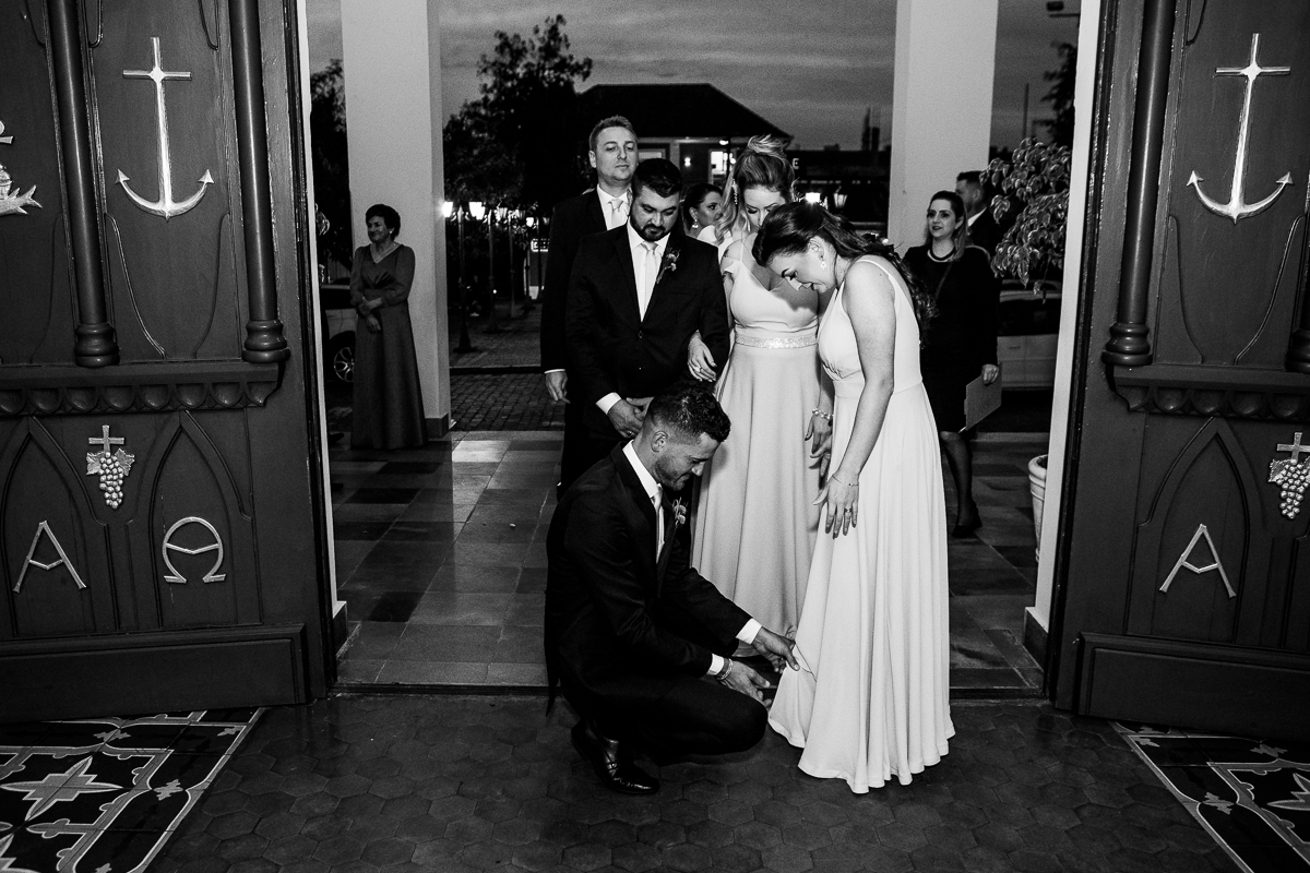 Padrinhos prontos para a entrada na igreja
