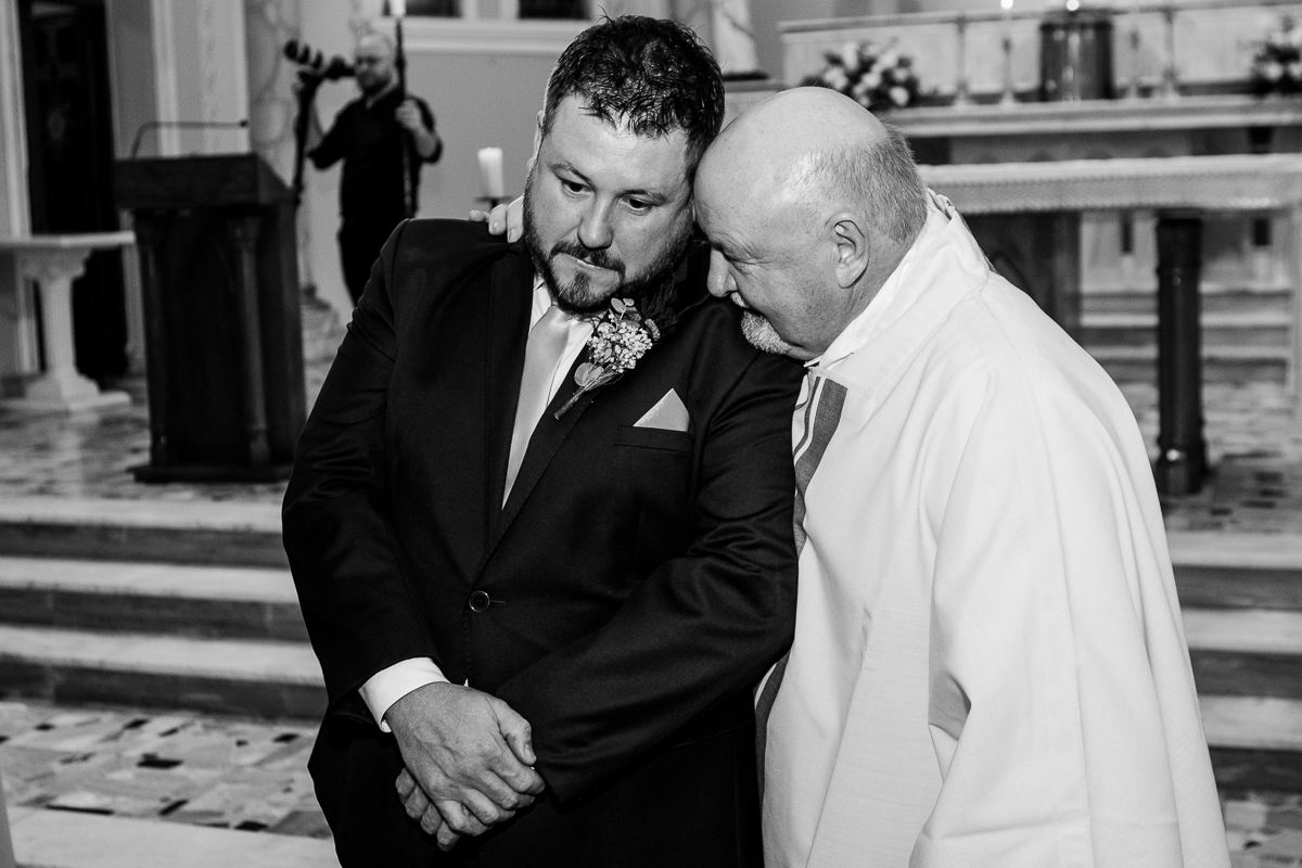 Seu vigário dando as últimas instruções para o noivo