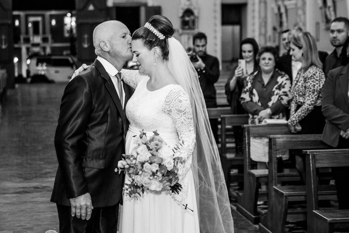 Pai entregando a noiva para o noivo
