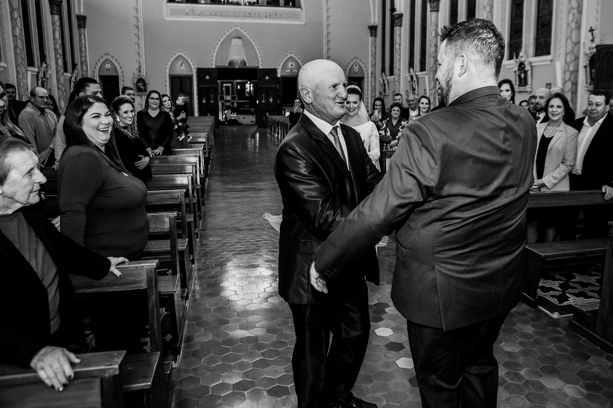 Aquele aperto de mãos entre noivo e sogro
