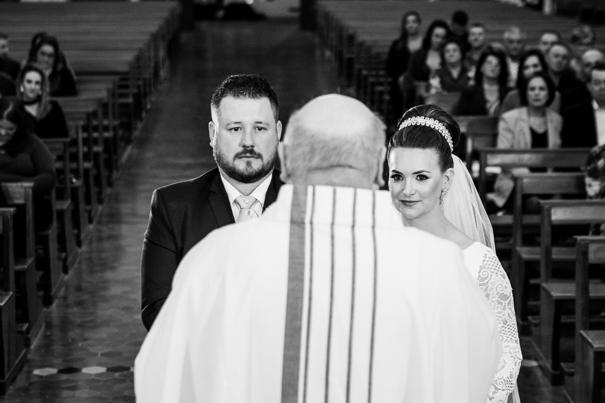 De mãos dadas, trilharemos o caminho da vida juntos, guiados pela fé.