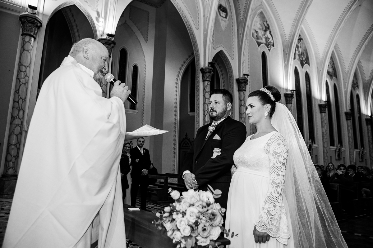 Diante de Deus e dos homens, prometemos amar e respeitar um ao outro.