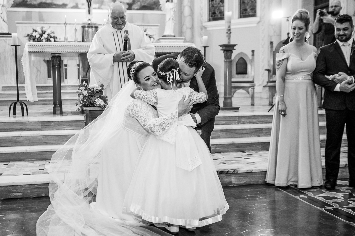 Na casa de Deus, encontramos o amor verdadeiro que nos une.