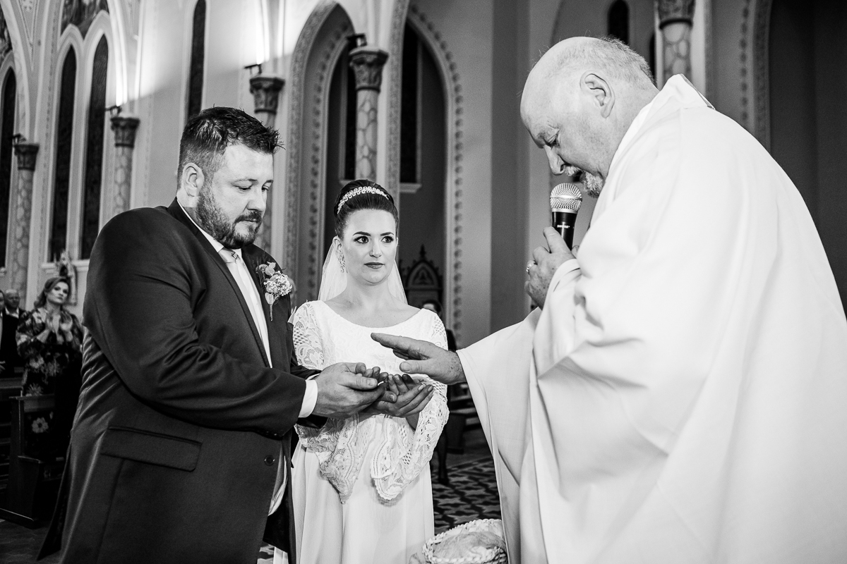 Neste momento sagrado, consagramos nosso amor sob a graça divina