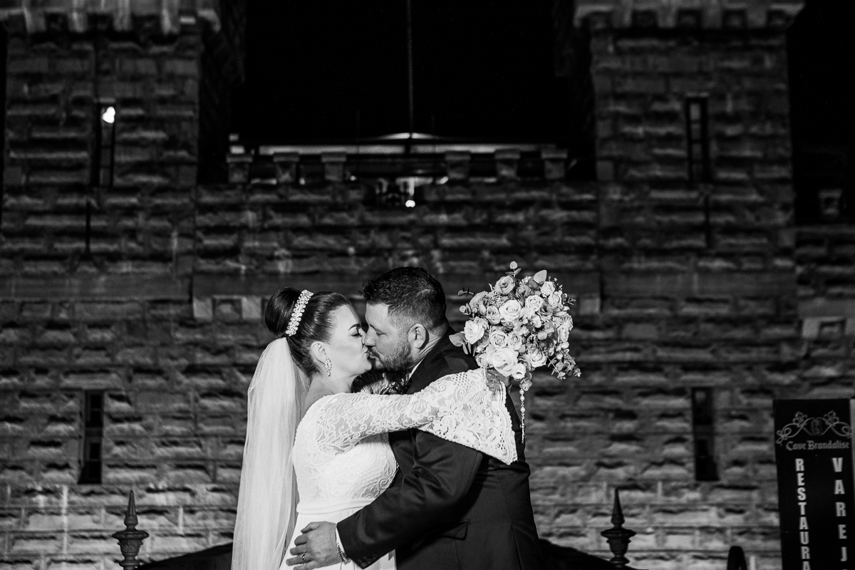 No brilho dos nossos olhares, está a chama do amor que nos une.