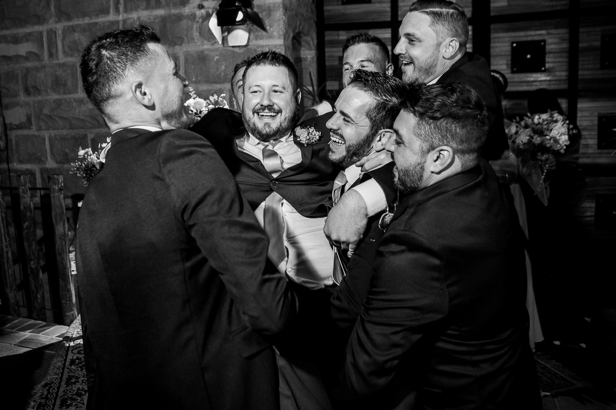 Entre risadas e bons momentos, o noivo e seus padrinhos se preparam para o grande dia.
