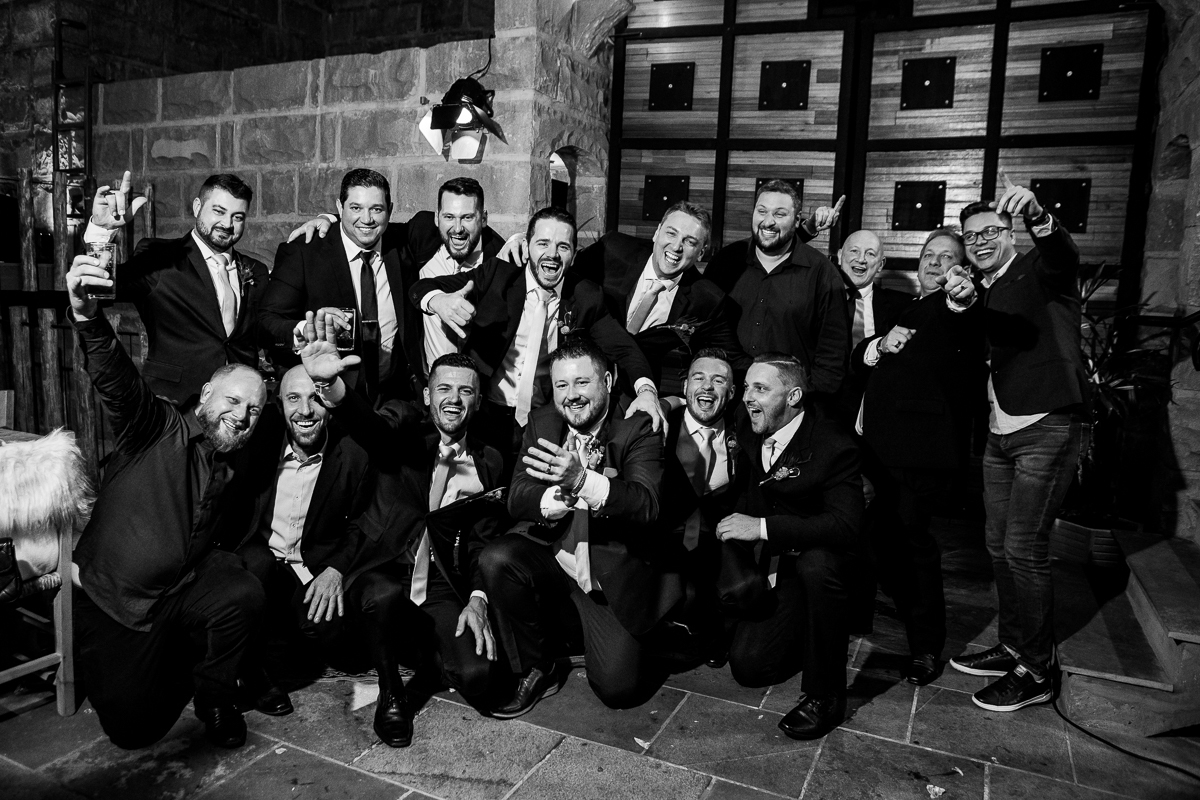 A cumplicidade entre o noivo e seus padrinhos é evidente durante o making of