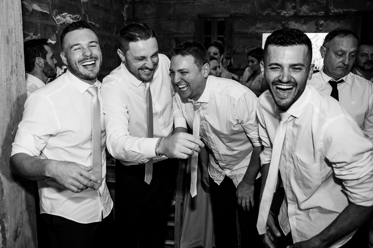 Entre momentos de descontração e reflexão, o noivo e seus padrinhos se preparam para o grande momento.