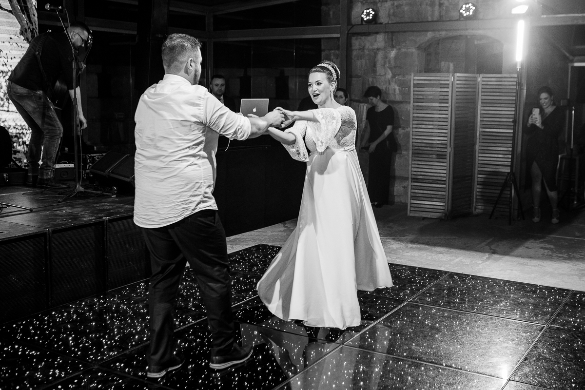 A pista de dança se ilumina com a graça e a elegância dos noivos em sua primeira dança como marido e mulher.