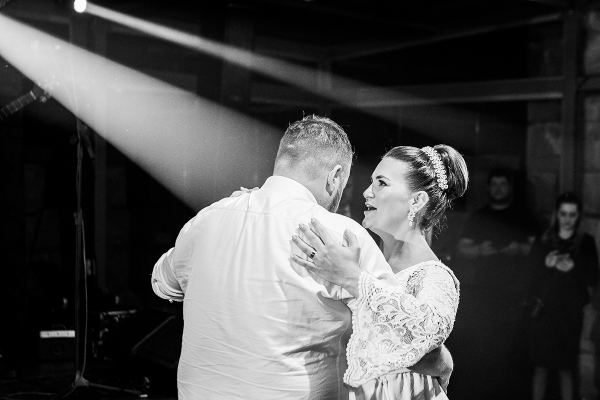 Na pista de dança, o mundo desaparece e os noivos se entregam ao romantismo da dança.