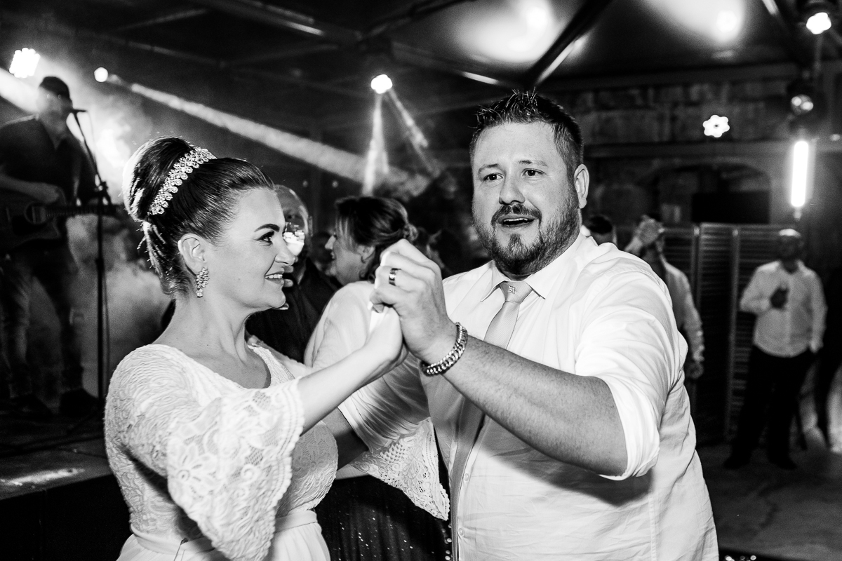 A dança dos noivos é um momento mágico, em que o tempo parece parar e a emoção transborda.