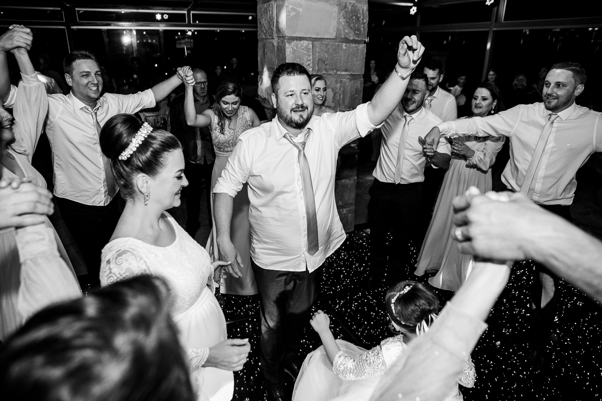 A pista de dança ganha vida quando os noivos convidam seus entes queridos para celebrar juntos.