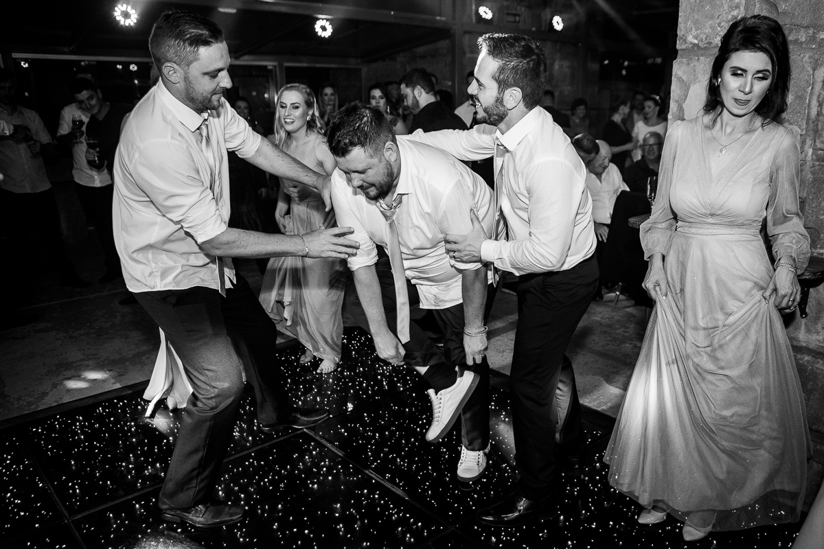 Os noivos e seus convidados dão início a uma festa inesquecível, repleta de alegria e diversão.