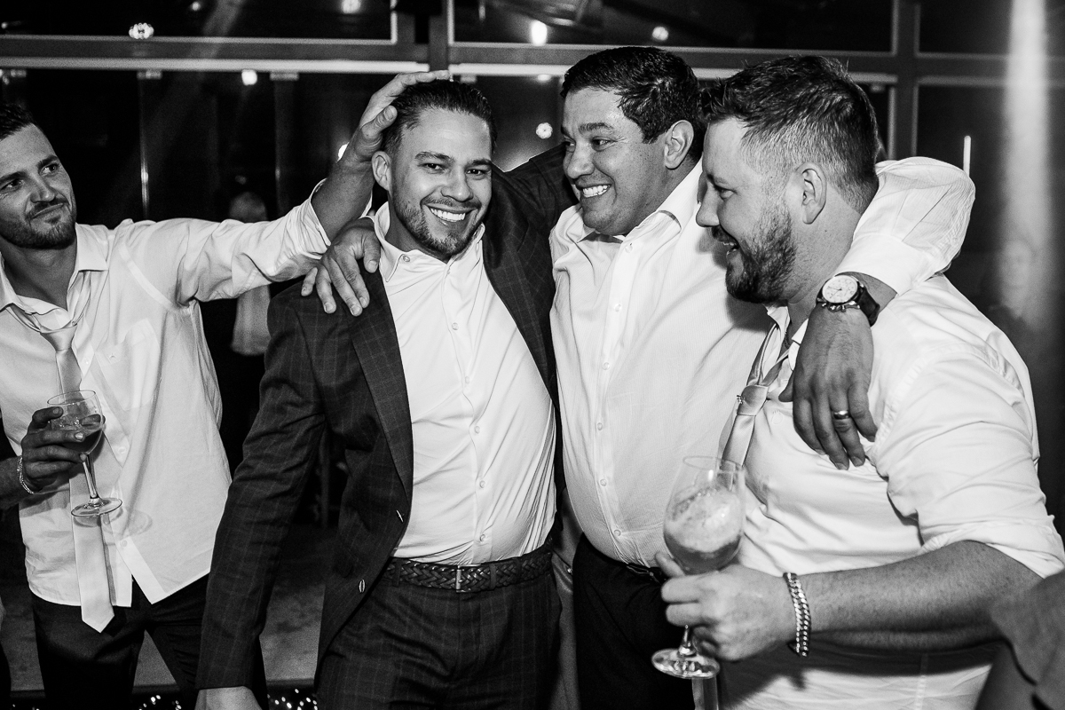 Ao som da música, os noivos e seus convidados se entregam à dança e à felicidade compartilhada.