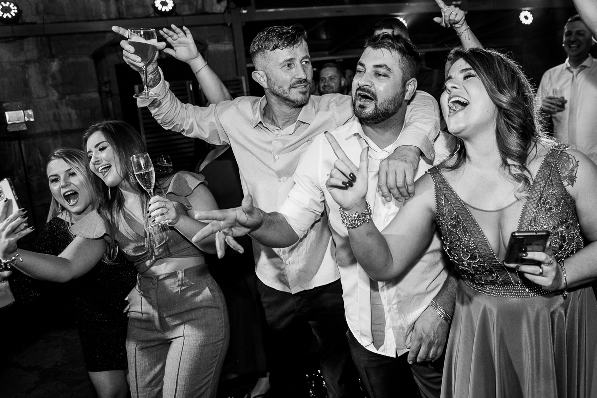 A abertura da pista de dança é um convite para que todos celebrem o amor e a união dos noivos.