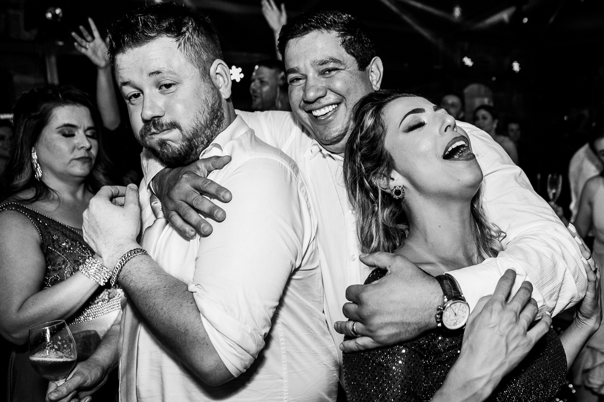 Os noivos e seus convidados se unem em uma dança animada, marcando o início de uma noite cheia de festa.