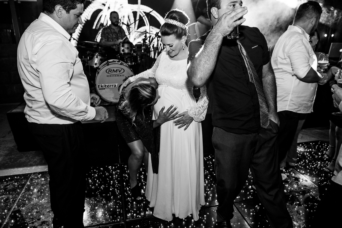 Na pista de dança, noivos e convidados criam memórias duradouras em uma atmosfera de pura diversão.