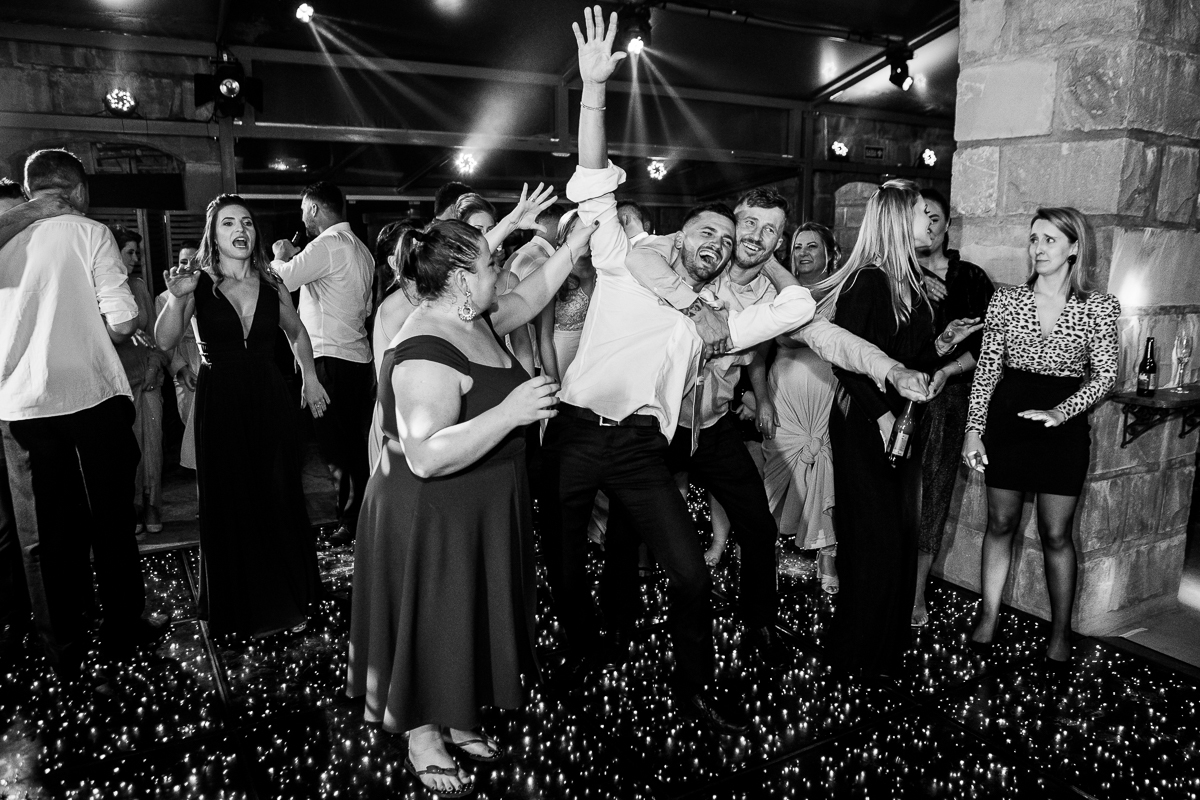 A alegria contagiante dos noivos se espalha para seus convidados, criando uma atmosfera de celebração coletiva.