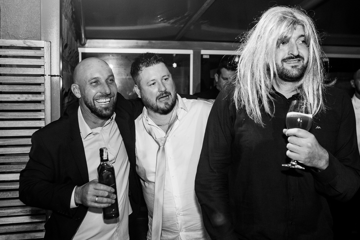 A pista de dança se enche de energia quando os noivos e seus convidados se entregam ao ritmo da música.