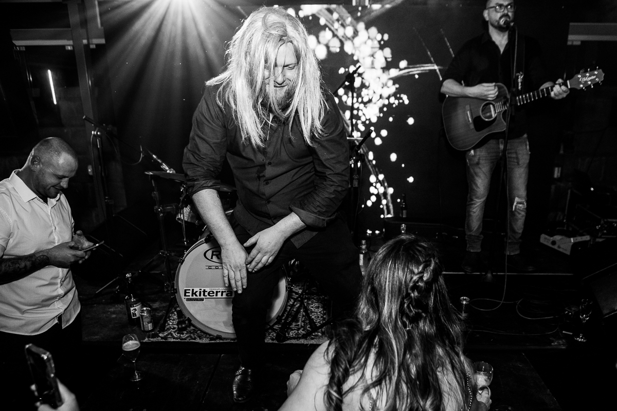 Noivos e convidados dançam lado a lado, celebrando o amor e a felicidade que os une neste dia especial