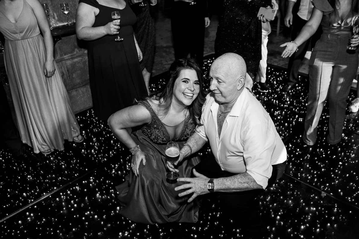 A abertura da pista de dança é um momento de conexão e alegria compartilhada entre os noivos e todos aqueles que fazem parte de suas vidas