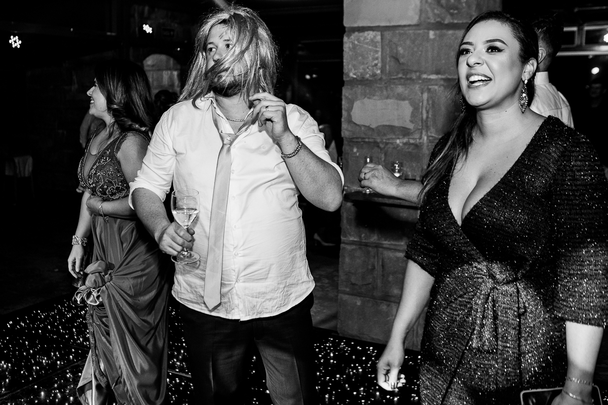 Noivo dançando de peruca