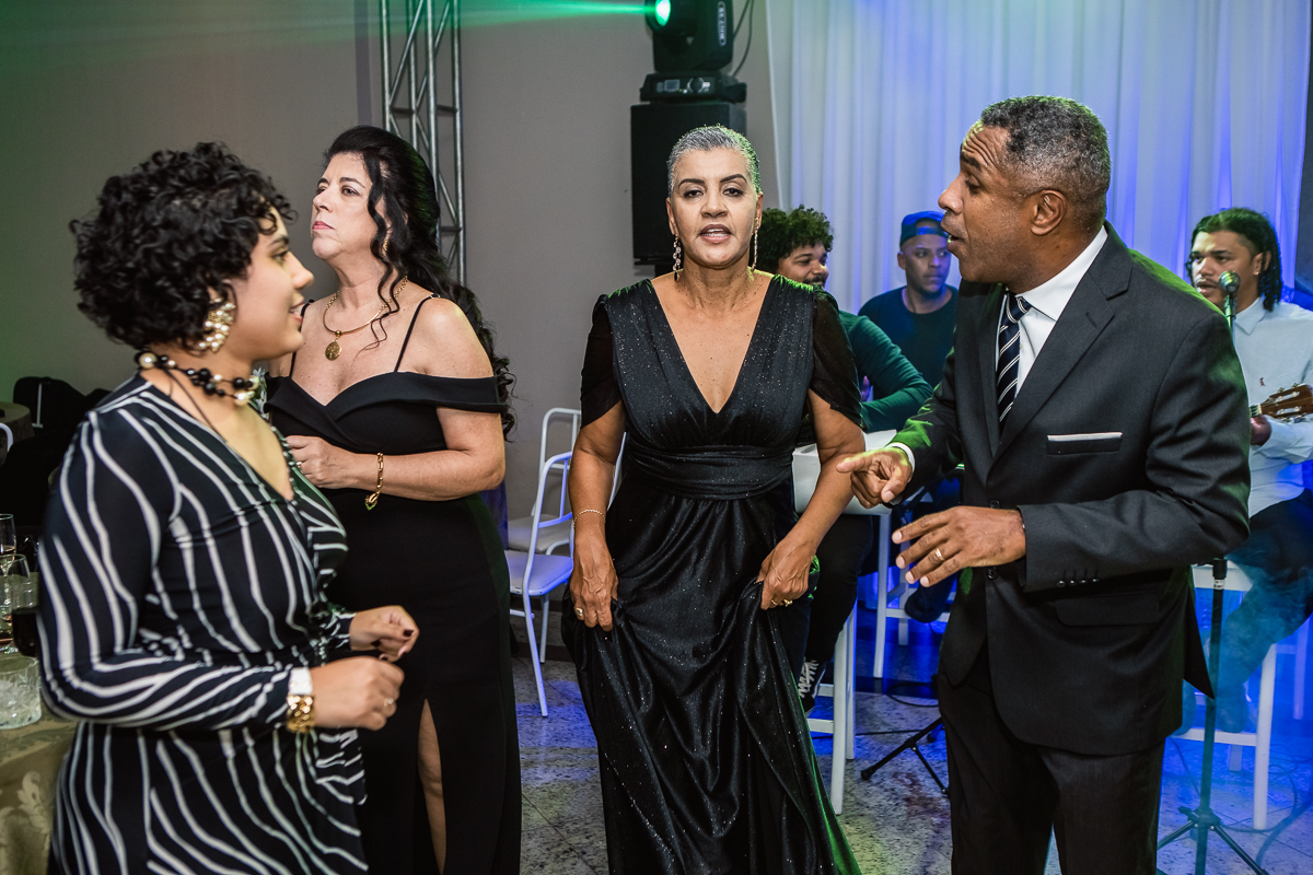 Hoje, com nossos diplomas em mãos, carregamos o compromisso de fazer a diferença no mundo com nossas habilidades e dedicação