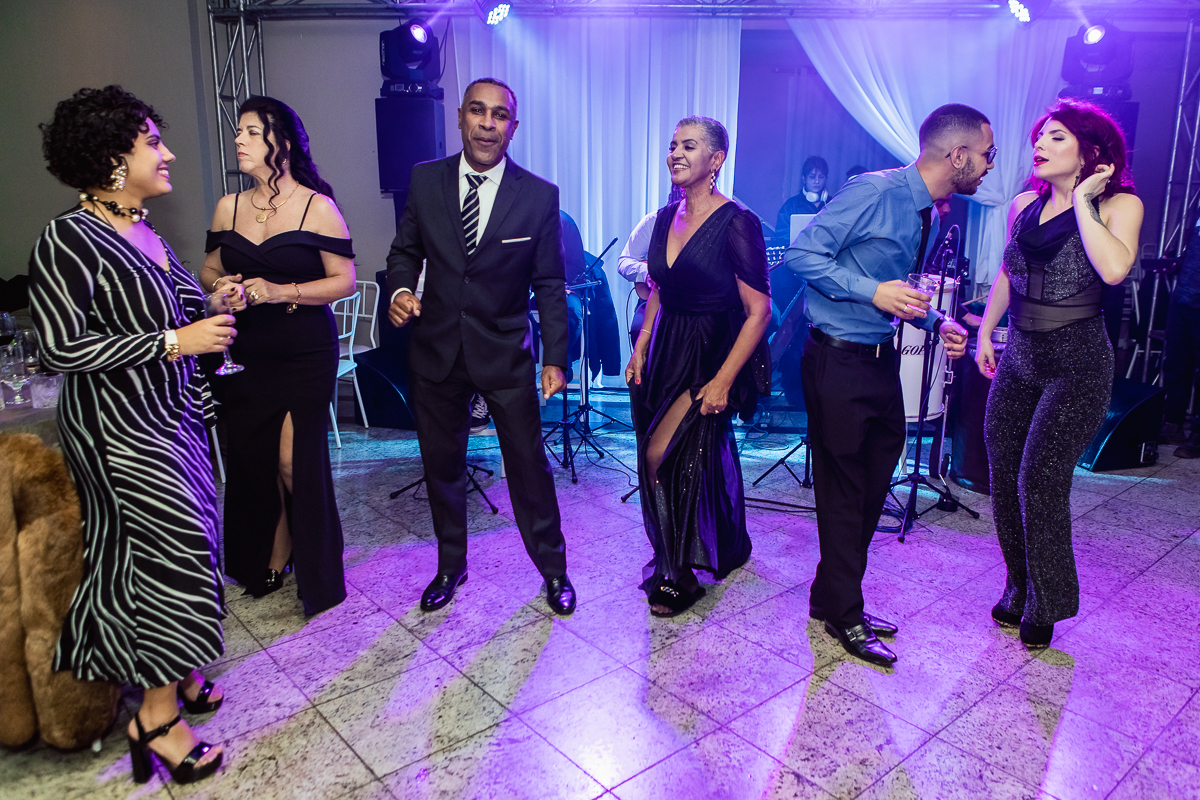 Comemoremos hoje, mas não nos esqueçamos de que nossa missão é contínua: buscar conhecimento, aprimorar habilidades e seguir em busca de melhores cuidados de saúde