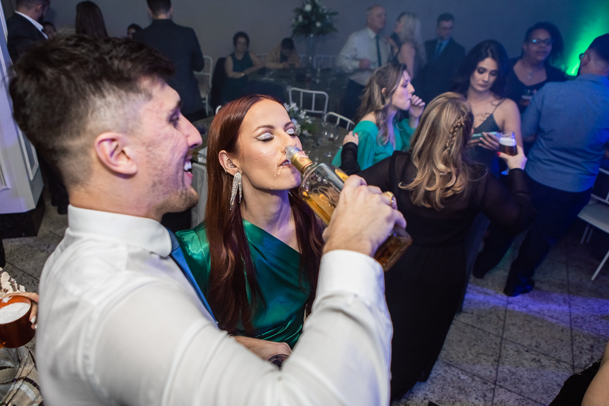 Brindemos à conquista da graduação, à amizade que nos uniu e aos tequileiros que tornam essa noite ainda mais animada