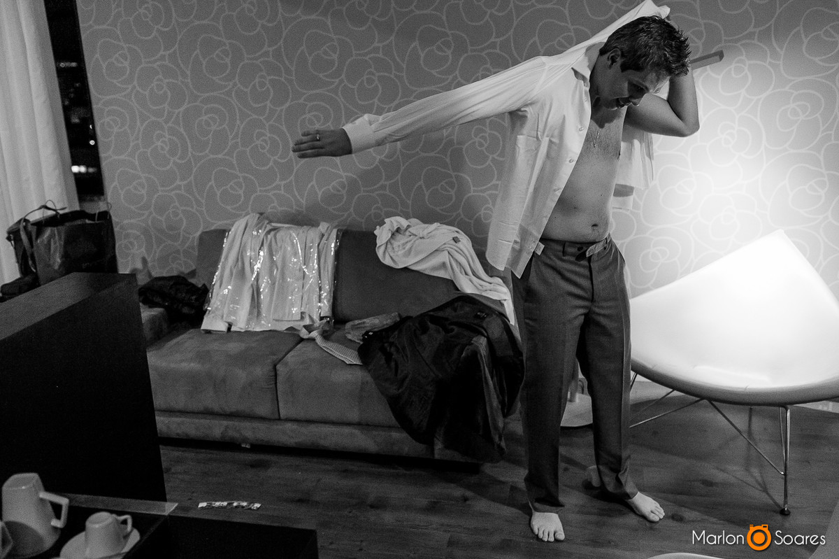 Noivo colocando terno