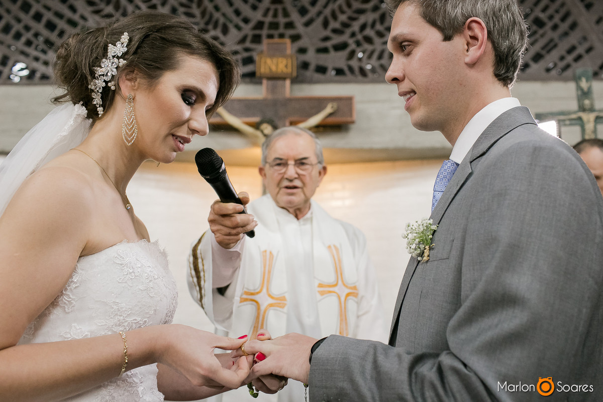 Noivos trocando aliança