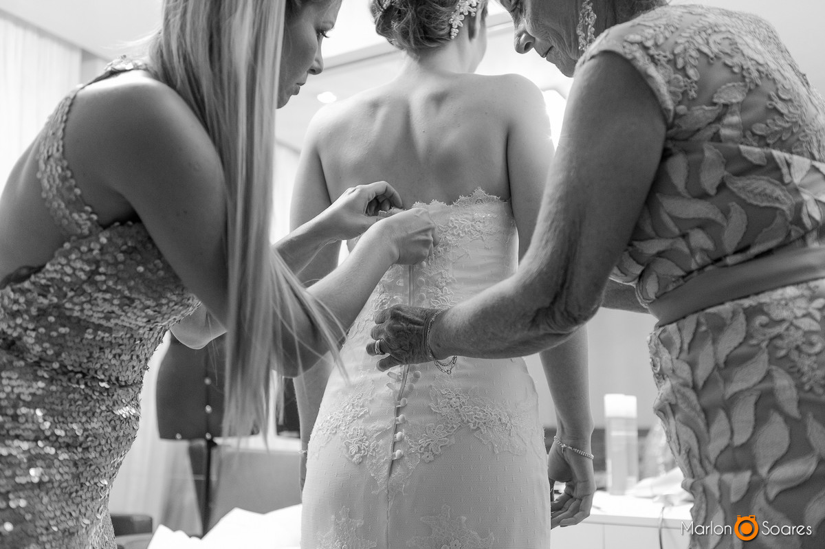 arrumando o vestido da noiva