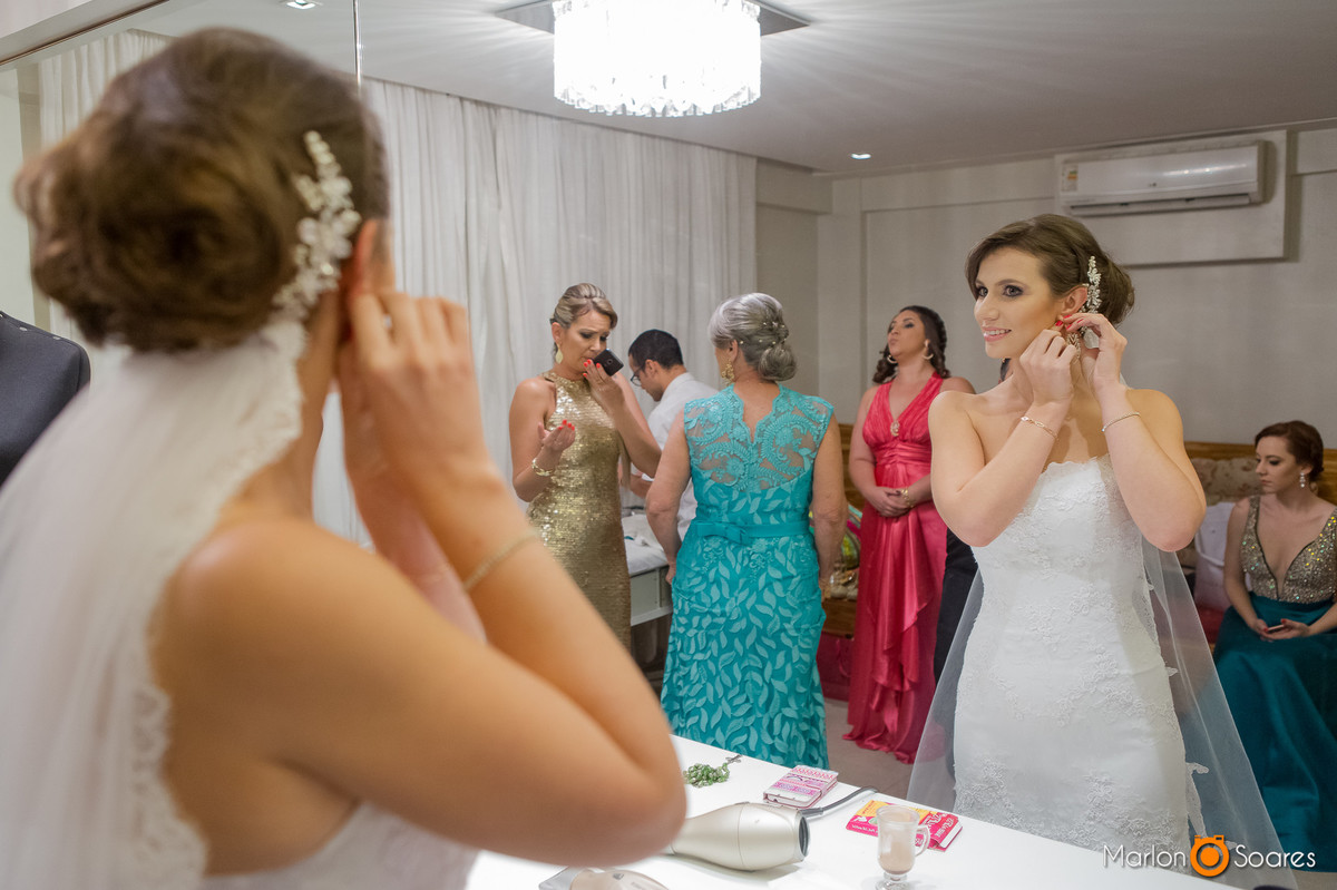 Noiva colocando seus brincos