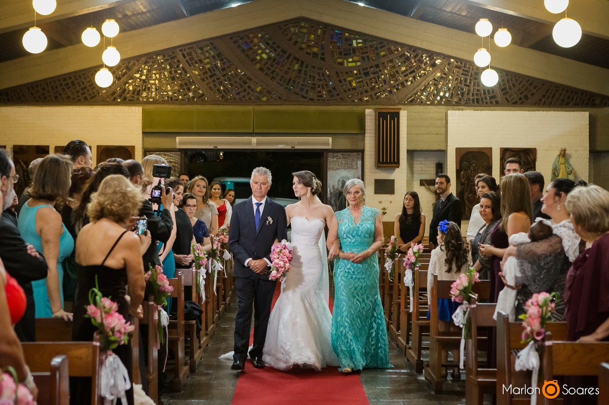 Noiva entrando com seus pais