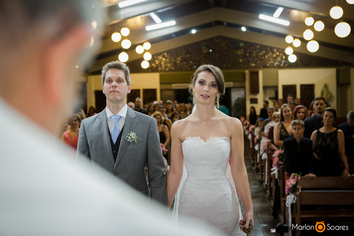 noivos ouvindo o padre