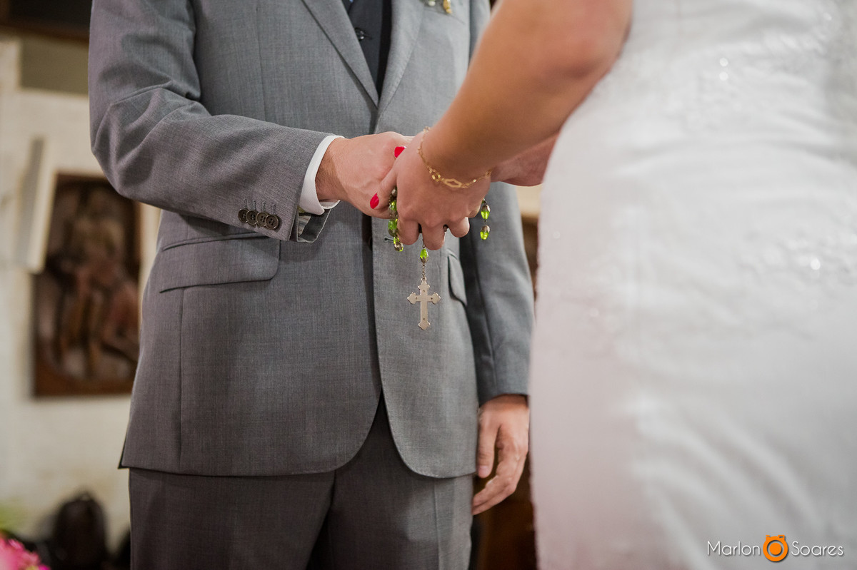 noivos de mãos dadas