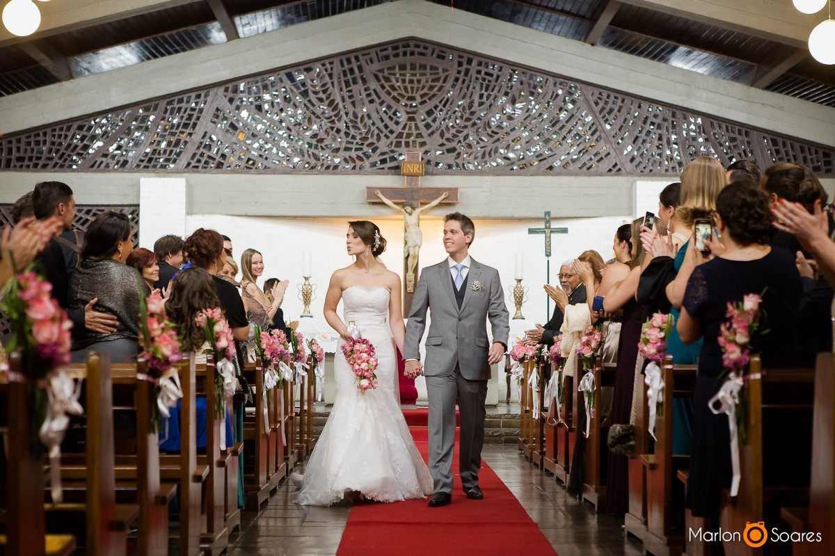 noivos saindo da igreja