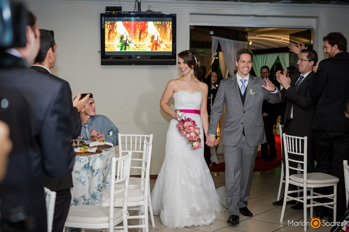 noivos entrando na festa