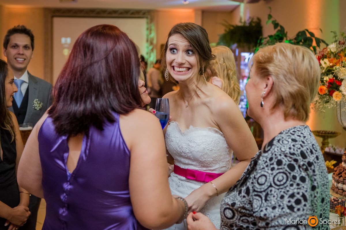 noiva fazendo caras e bocas