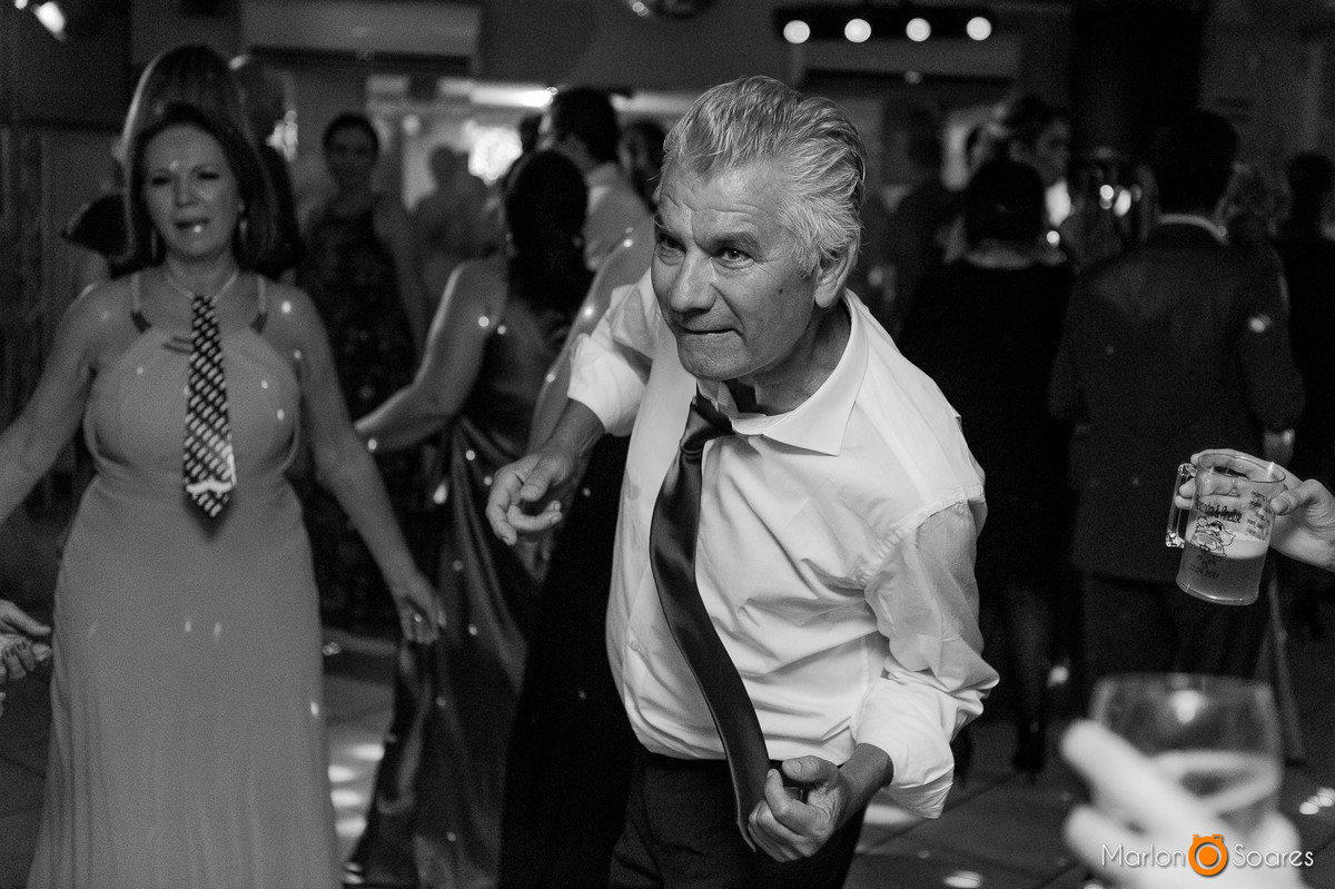 Pai da noiva dançando