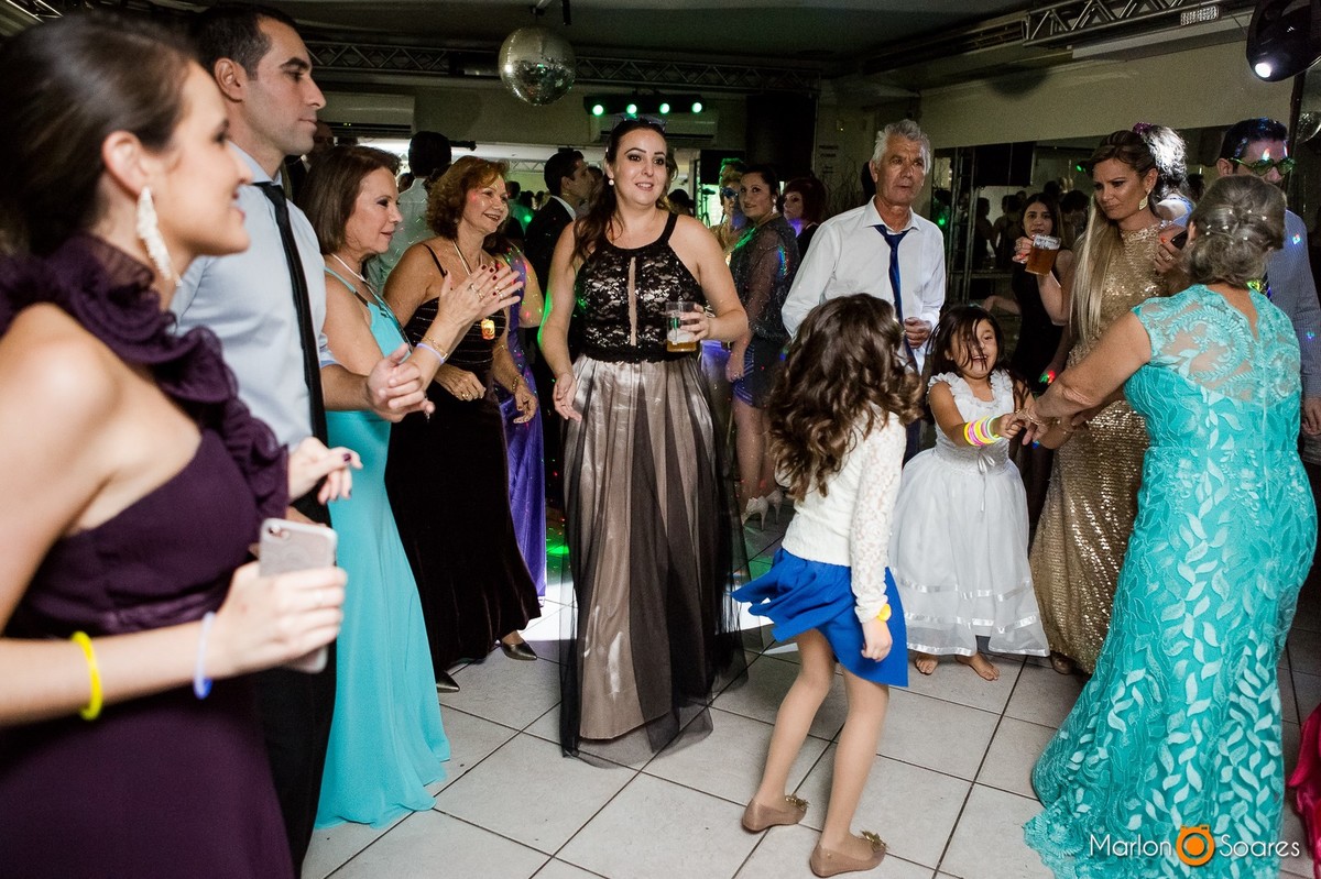 convidados dançando