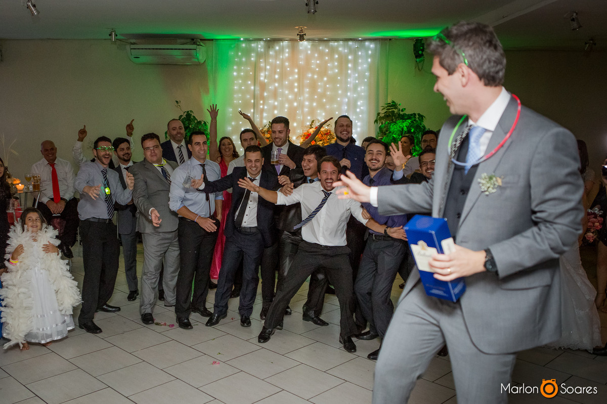 Noivo joga para os padrinhos