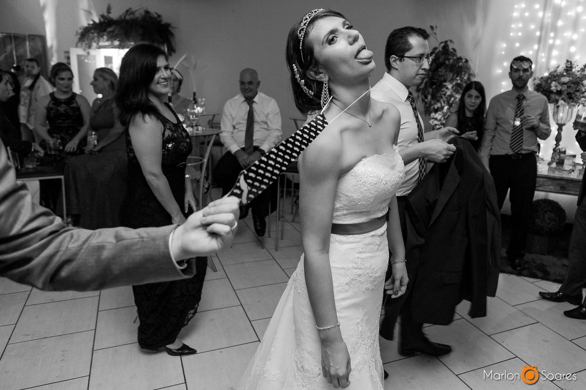 pegando a noiva pelo pescoço