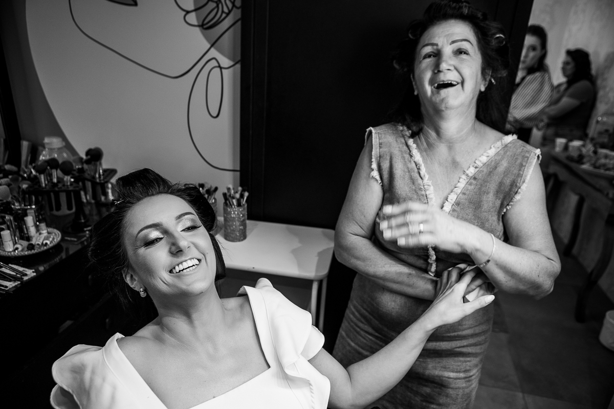 Mamãe chairando a filhota antes do casamento