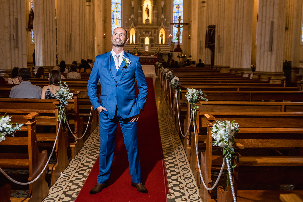 A escolha do traje do noivo e dos padrinhos é uma parte essencial desse dia. A coordenação das roupas não só adiciona um toque elegante ao casamento, mas também destaca a união e coesão do grupo.