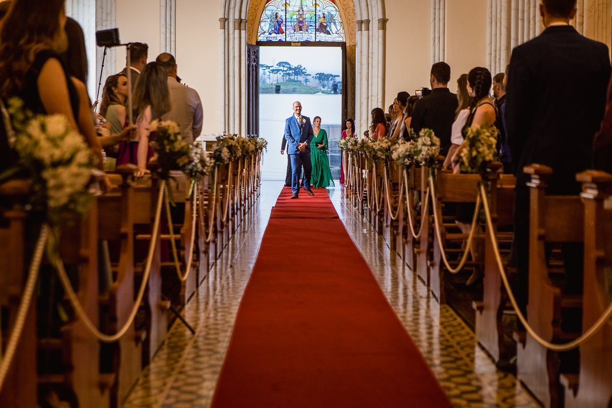 A entrada do noiva na igreja