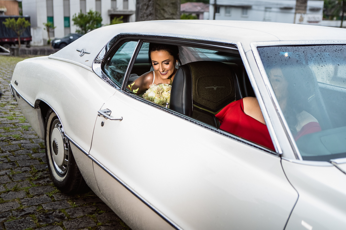 Chegada da noiva naquele carro antigo, momento único