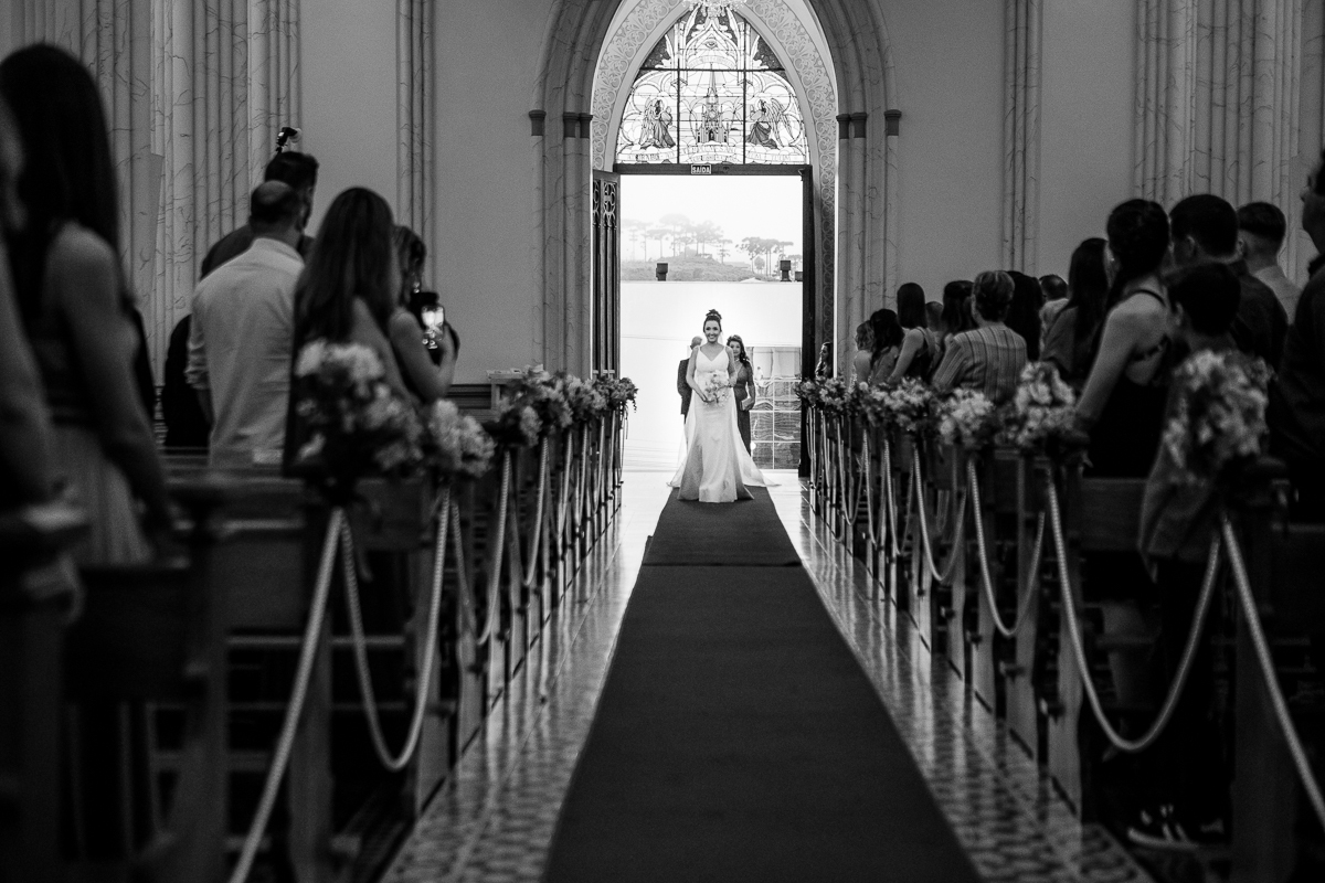 A chegada da noiva à igreja é um dos momentos mais aguardados e emocionantes de um casamento.