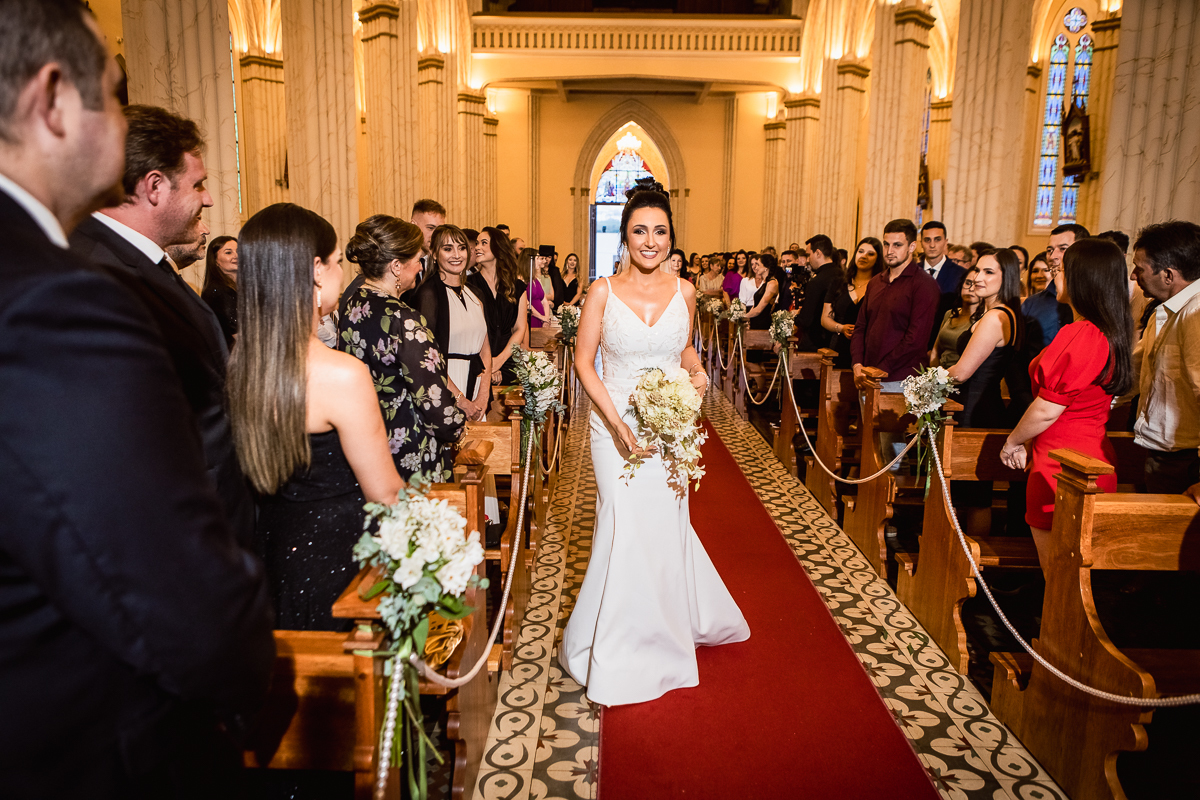 À medida que o momento se aproxima, a expectativa preenche o ar na igreja. Amigos, familiares e o noivo aguardam ansiosamente pela primeira visão da noiva.