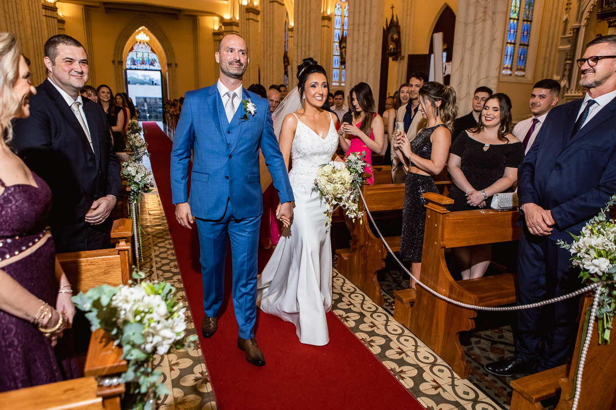 REcebo minha noiva no corredor da igreja.